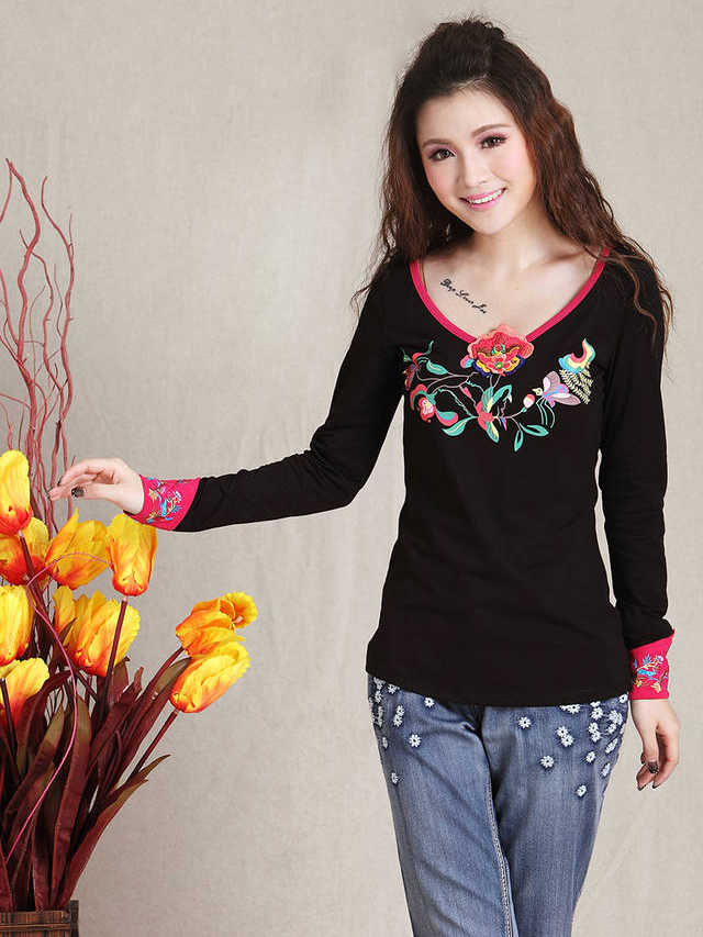 Stylish Embroidery Flowers Black T-shirt on Luulla