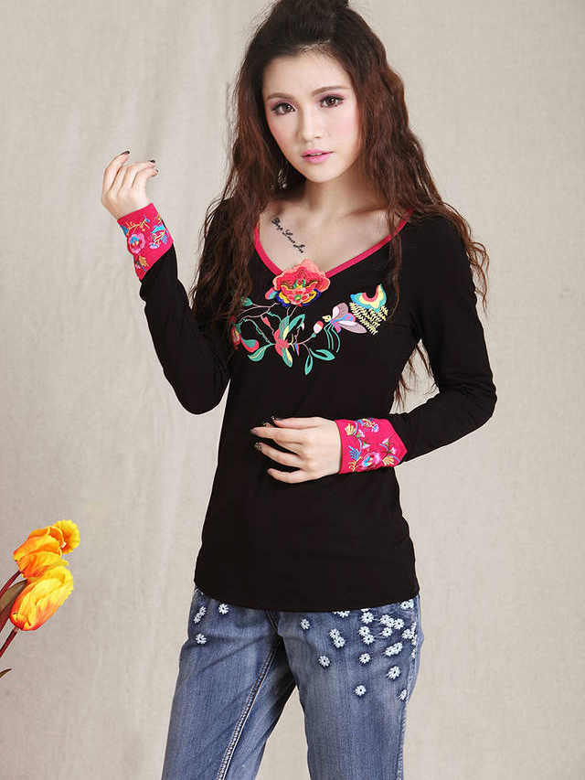 Stylish Embroidery Flowers Black T-shirt on Luulla